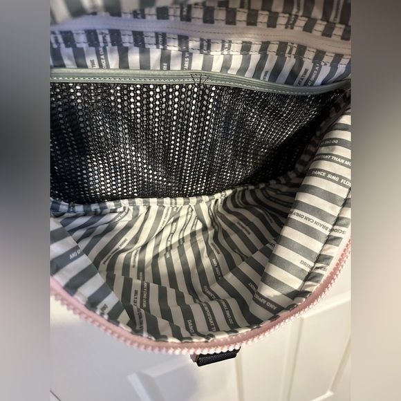 🦄 RARE HTF 🦄 Lululemon Go Lightly Bag Wamo Camo Barely Pink / Deep Coal - Picture 16 of 16